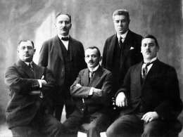 Suomen juutalaisten lähetystö Kööpenhaminassa. Vasemmalta: S. Mattsoff, D. Abramowitsh, A. Engel, M. Skurnik ja A. Stiller. Kuva: Museovirasto 63580.