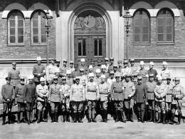 Päämajan upseerit Helsingissä Ritarihuoneen edustalla. Edessä keskellä kenraalit Ignatius ja Mannerheim, takana äärimmäisenä vasemmalla luutnantti Akseli Gallen-Kallela. Kuva: Museovirasto 92551.