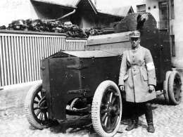 Valkoisen armeijan sotilas ja panssariauto. Kuva: Museovirasto 197087.