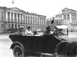 Gunnar Lönnqvist: Kreivi Rüdiger von der Göltz ja eversti Thesleff Helsingin Senaatintorilla. Kuva: Museovirasto 13.VI.18.