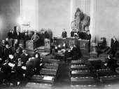 Kansalaissodan jälkeisestä eduskunnasta puuttuivat sosialidemokraatit. Kuva: Museovirasto 19306.