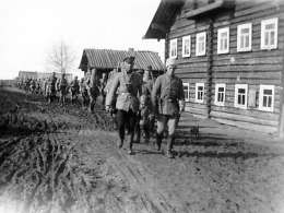 Suomalaisia sotilaita Prääzässä. Kuva: Museovirasto 1.1.-85.