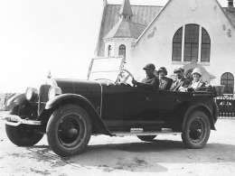 Sillman-Lönnroth: henkilöauto Joutsenossa. Kuva: Suomen valokuvataiteen museo 280:327. 