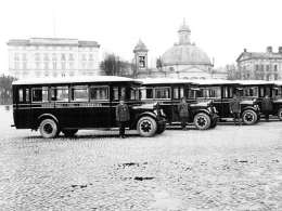 Autobusseja eli omnibusautoja. Kuva: Suomen valokuvataiteen museo.