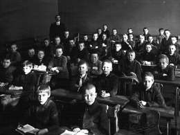 Helsingin normaalilyseon 1. luokka keväällä 1920. Kuva Kaisa Kuusen hallussa.