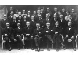 Suomen valtuuskunta Tarton rauhanneuvotteluissa. Edessä vasemmalta: A. Frey, V. Voionmaa, J.H. Vennola, J.K. Paasikivi, K.R. Walden, V. Kivilinna ja V. Tanner. Kuva: Museovirasto 80775.