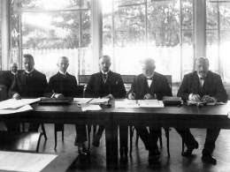Ahvenanmaan neutralisointikonferenssi GenÃ¨vessä 10.Ã20. lokakuuta 1921. Vasemmalta Suomen valtuuskunta: R. Erich, O. Enckell ja C. Enckell sekä Ruotsin valtuuskunta: M. von Würtemberg ja E. Trolle. Kuva: Museovirasto 200714.