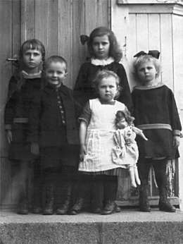 Uudellamaalla sijaitsevassa Inkoossa asuvilla lapsilla oli terveellinen kasvuympäristö. Kuva Martti Ahdin hallussa.