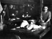 Sakari Pälsi: tukkikämpän emäntä. Kuva: Museovirasto 1936:40.