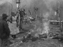 Sakari Pälsi: tukkilaisia nuotiolla. Kuva: Museovirasto 1936:83.