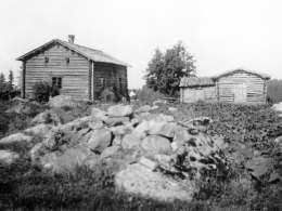 Samuli Paulaharju: savupirtti Pielavedellä. Kuva: Museovirasto 3490:3249.