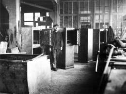 Suomessa valmistettiin jykeviä kassakaappeja kaikenlaisen arvotavaran säilyttämiseen. Kuva: Museovirasto, Ruokola neg. 504.