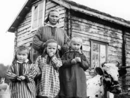 Samuli Paulaharju: perhe Utsjoella. Kuva: Museovirasto 3490:3488.