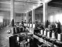 Metallilangat kävivät hyvin kaupaksi. Oy Wärtsilä Ab:n langanvetimiä. Kuva: Museovirasto 194107.