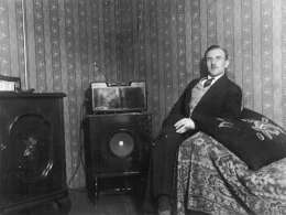 Radio ja sen ylpeä omistaja. Kuva yksityisomistuksessa.