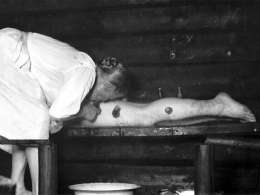 Ahti Rytkönen: Kuppari työssään Maaningalla. Kuva: Museovirasto 1482:545.