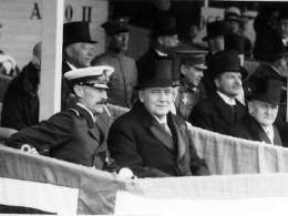 Norjan kuningas Haakon VII ja presidentti Relander seuraamassa Norjan ja Suomen välistä jalkapallomaaottelua. Kuva: Museovirasto 14.3.71.