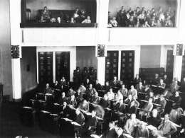 P. Poutiainen: Yleisöä seuraamassa eduskunnan istuntoa Heimolan talossa. Kuva: Museovirasto 19.1.91:26.