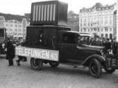 Telefunken-radion mainosauto Helsingin rautatientorilla. Kuva: Museovirasto, KK 294.