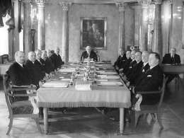 Kivimäen hallituksen viimeinen istunto. Kuva: Museovirasto, 25.2.-64.