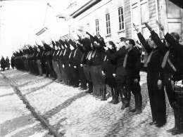 Isänmaallisen kansanliikkeen mustapaitoja Hämeenlinnassa. Kuva: Museovirasto 9.1.-63.