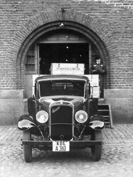 Aarne Pietinen: Alkoholiliikkeen Sisu-kuorma-auto. Kuva: Museovirasto, neg. 6959.