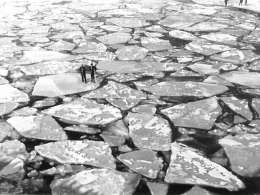 Vilho Setälä: miehet jäälautalla, kuvattu jäänmurtaja Jääkarhulta. Kuva: Suomen valokuvataiteen museo, Setälä 634.