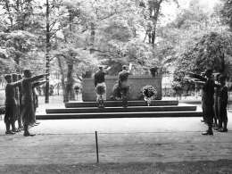 Aarne Pietinen: Hitlerjugendin seppeleen lasku Helsingissä saksalaisten sotilaiden muistomerkille. Kuva: Museovirasto, neg. 14774.
