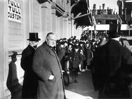 Pietinen: Herbert Hoover Helsingin satamassa. Kuva: Museovirasto, neg. 18603.