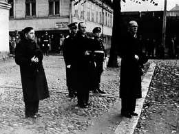 Sisäministeri Urho Kekkonen vastaanottamassa poliisien paraatia Tampereella. Kuva: Museovirasto, neg. 188254.