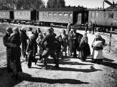Evakot lähtevät Suojärveltä. Kuva: Pietinen, Museovirasto 19428.