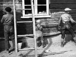 Pojat maalavat taloa. Kuva: Suomen valokuvataiteen museo, KK 7127.