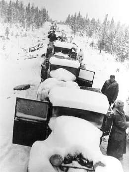 Sotasaaliiksi saatuja Gaz A -autoja Suomussalmella. Kuva: Museovirasto, 14.3.1984.