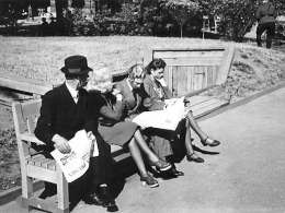 Juhannus Helsingissä, taustalla sirpalesuoja. Kuva: Museovirasto, 192816.