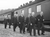 Suomen hallitus saapuu onnittelemaan Mannerheimia. Kuva: Museovirasto, 17/IV-52. 