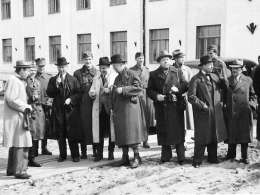 Tanskalaisia lehtimiehiä Äänislinnassa (Petroskoissa). Kuva: Museovirasto 1.1-71.