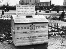 Pietinen: jätepaperin keräyslaatikko. Kuva: Museovirasto, neg. 47901.