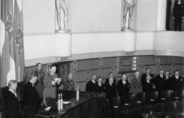 Mannerheim antaa juhlallisen vakuutuksen eduskunnalle. Kuva: Museovirasto, 7.8.-79.