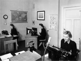 Konekirjoittajattaret. Kuva: Museovirasto, Pietinen 51402.