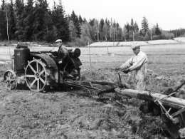 F.E. Fremling: häkäpönttökäyttöinen traktori, Järvenpää. Kuva: Museovirasto, 6.1.88.