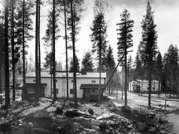 Puukemia Oy:n tehtaanasuntoja. Kuva: Museovirasto, Pietinen 55335.