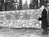 Maamme-laulun 100-vuotismuistomerkki Helsingissä Kumtähden kentällä. Kuva: Museovirasto 6.1.-87.