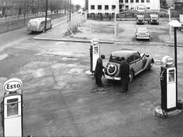 BMW:tä tankataan Helsingissä. Kuva: Museovirasto, Pietinen 65480.