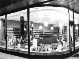 HOK:n myymälä Helsingin Lasipalatsissa. Kuva: Museovirasto, Pietinen 64836.