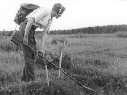 Miinanraivaaja työssään. Kuva: Museovirasto, 19.IX-57.