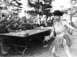 Rintamaviihdettä. Kuva: Museovirasto 196516.