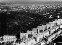 Kerrostalorivi Helsingin Taka-Töölössä. Kuva: Suomen valokuvataiteen museo.