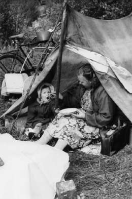 Teltassa asuva perhe Helsingissä. Kuva: Museovirasto, 22.XII-50.