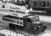 Jätepaperin keräysauto. Kuva: Museovirasto, 22.XII-50.