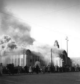 J. Hart: tulipalo Helsingin rautatieasemalla. Kuva: Suomen valokuvataiteen museo, 475-2.